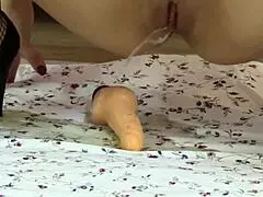 Watch this milf masturbate with a dildo and piss with pleasure?
