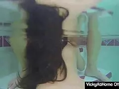 Milf Vicky Vette e l'amica sexy Teal Conrad si rilassano al bordo piscina