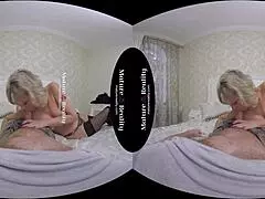 Maturereality prikazuje zrelu plavušu maćehu u čarapama