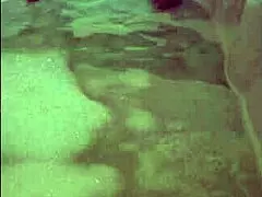 Hornede brud onanerer til orgasme i solo bad