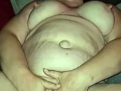 Ela se masturbou no clitóris até gozar gostoso, essa milf