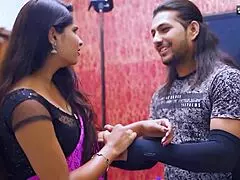 कर्वी पड़ोसी की बहन को बड़े स्तनों के साथ गुप्त रूप से चोदा।