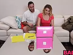 सारा वान्डेला हॉट मिल्फ अपने स्टेपसन के साथ हार्डकोर थ्रीसम एनजॉय करती है