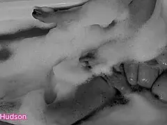 Banyoda oyuncaklarla oynuyorum, Kity Hudson