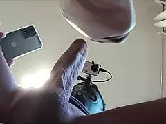 Gola milfica u najlonkama duboko puši i guta