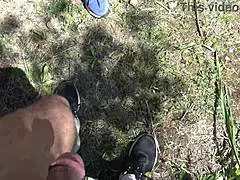 nahorná milf cicá z chlpaté píči a vystraší voyéra