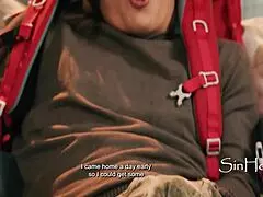 Wielkocycka opiekunka przyłapuje napalonego faceta na waleniu konia