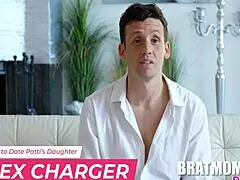 Winzige MILF-Kupplerin Alex Charger datet Texas Patti bei Dating My Stepson