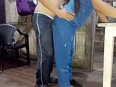 Mi hermanastra morena envio porno casero a mi novio, y termine follándolo de pie