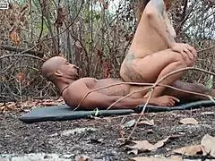 Seksowna brunetka przyłapana na rżnięciu sąsiada w lesie