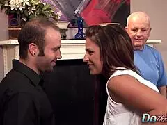 زوجة كبيرة النهدين بروك بيل تُمارس الجنس بعنف بينما زوجها المهزوم يشاهد مذهولاً