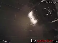 Üvey kızımın ıslak amını tutkulu yalıyorum