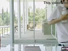 מילף חמה פאריס המוזה תופסת את החלבן גומר באימון