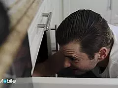 Vahşi MILF Kanepeye Eğilip Tamirci Yarağı İçin Amcığını Açıyor