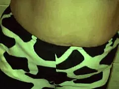 सौतेली मां मुझे उसके थोंग संग पकड़कर चूसने लगी पार्ट 1