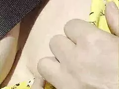 الزوجة تفلاش بزازها الكبيرة وهي تقود السيارة