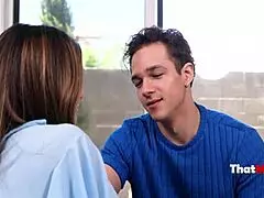 아빠가 게임 하는 동안 남자가 의붓어머니랑 섹스