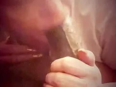 Garajda canavar sike ıslak oral yapan kavisli esmer milf.