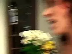 Erfaren MILF sier til rødhårede stesdatter: La meg lære deg å suge kuk skikkelig!