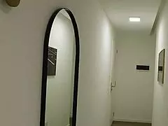 Por una tacita de aceite, el culo se llena de leche en orgia con piercing