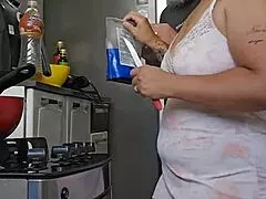 Těhotná kráska ukazuje velkou prdel – co na to říkáš?