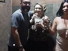 Privesc cum Lene ia pulă mare în baia petrecerii swing