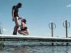 كدنا ننكش مع زب عملاق في الهواء الطلق عند البحيرة