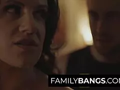 Madrasta sensual trocando de roupa