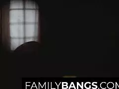 Mak tiri sensual tukar baju