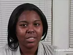 नर्वस एमेच्योर कास्टिंग में पैसे के लिए बड़ा लंड चूसते हैं