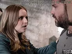 Kurvit isot tissit MILF:t kilpailevat perhepelissä palkinnosta.