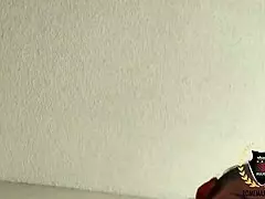 Carmella Clutch twerkkaa isoja pillunhuulia ja klitoristaan cowgirlissa