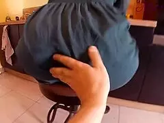 شديت كيلوتي الكبير على جنب لنيك في المطبخ