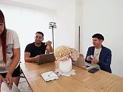 हॉर्नी हाउसवाइफ मिल्फ झुककर कॉलेज स्टूडेंट्स संग चूत चाटना मिशनरी