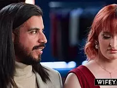 Жена-милфа-королева Мираж берет огромный BBC, пока муж подбадривает 😈