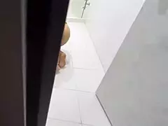 Damn! Nalgona Stepmom Shakes Ass While Cleaning, I Sneak a Peek!