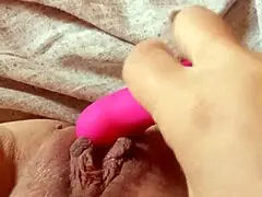 MILF abre buceta bem escancarada pra você