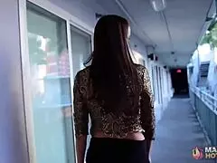 Hej, pogledaj ovu vitku punašnu MILF kako puši i jaše Rome Majorsov ogromni kurac