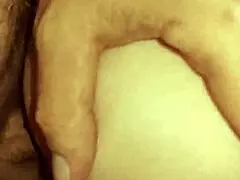 Šukám děvkavou milf Hannah Harper s roztaženou prdelí a velkýma středama na posteli