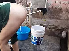 देखो ये सीक्सी भाभी बड़े बूब्स के साथ नहा रही है!