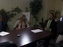 Monica Sweetheart iş arkadaşının canavar yarağını masa üstünde sikiyor, derin boğaz doggy anal parmak