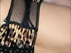 Sesión anal intensa con amiga cougar pelirroja petite 18+ y juguetes BBC a lo perrito