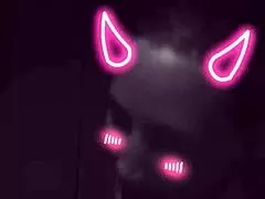 ओह, कोडी रॉय के बड़े लंड पर जीभ लपेटकर लार टपकाती हुई?