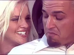 शे स्वीट अपने मर्द के लंड पर झड़ती फिर जिज से नहाती