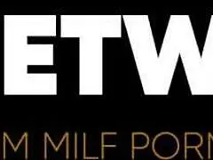 Seksovna milf Holly Lace jeza ogromen kurac od zadaj z kreampiejem po deepthroatu