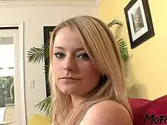 Blonde stripper rijdt lul in ruige sessie