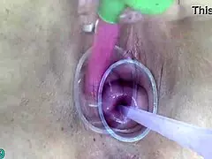 熟女レズが子宮と尿道に挿入？