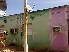 Ο γείτονας δεν αντέχει τον μεγάλο μου κώλο στο κοντό φόρεμα, του τον κάνω flash?