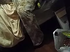 Hey, üvey annem kocaman siyah canavar yarrağına bakmıyormuş gibi yapıyor!