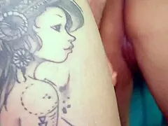 sexo lesbico con mi madrastra mientras estamos solas. lamiendo su big ass y pussy en anal